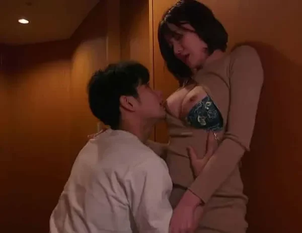 Cha dượng địt con gái riêng ngay phòng ngủ